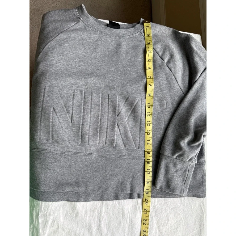 Nike‎ Women's Versa Embossed Cropped Training Sweatshirt Size S Gray